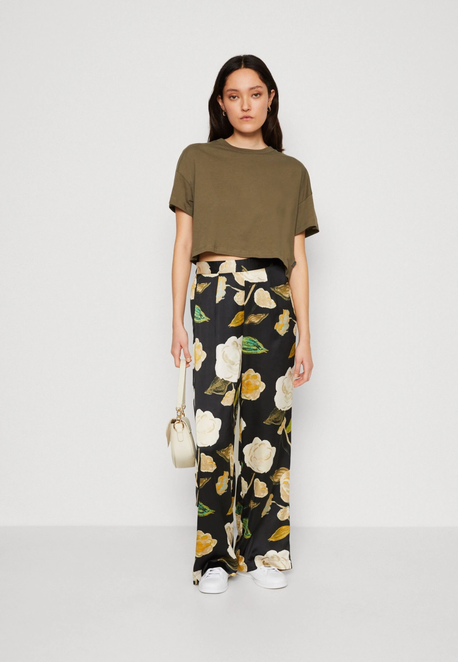 Noisy May Nmalena Semi Crop - T-Shirt Basic - Kalamata 4 Noisy May Nmalena Semi Crop - T-Shirt Basic - Kalamata - Afbeelding 2