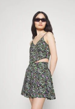 Noisy May Petite Nmrue Singlet Crop Top - Top - Black -Noisy May 2543f36e07394f8baf358e3ff37bff3f