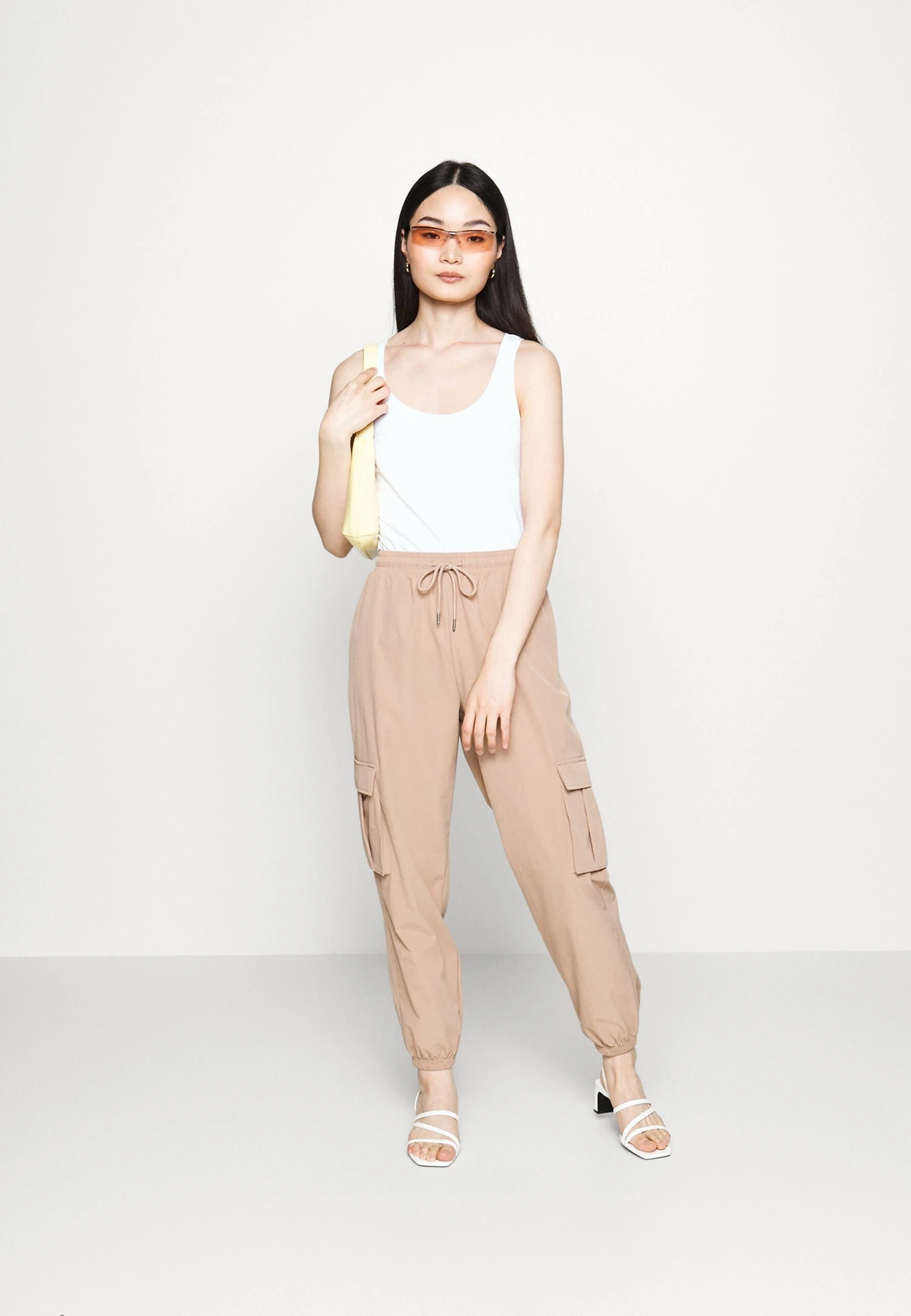Noisy May Petite Pant Petite - Cargobroek - Beige 4 Noisy May Petite Pant Petite - Cargobroek - Beige - Afbeelding 2