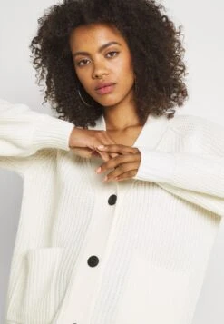 Noisy May Nmtimmy Cardigan- Vest - Sugar Swizzle 11 Noisy May Nmtimmy Cardigan- Vest - Sugar Swizzle -Noisy May 44d2def29fdc41bab1107d60bb55df77