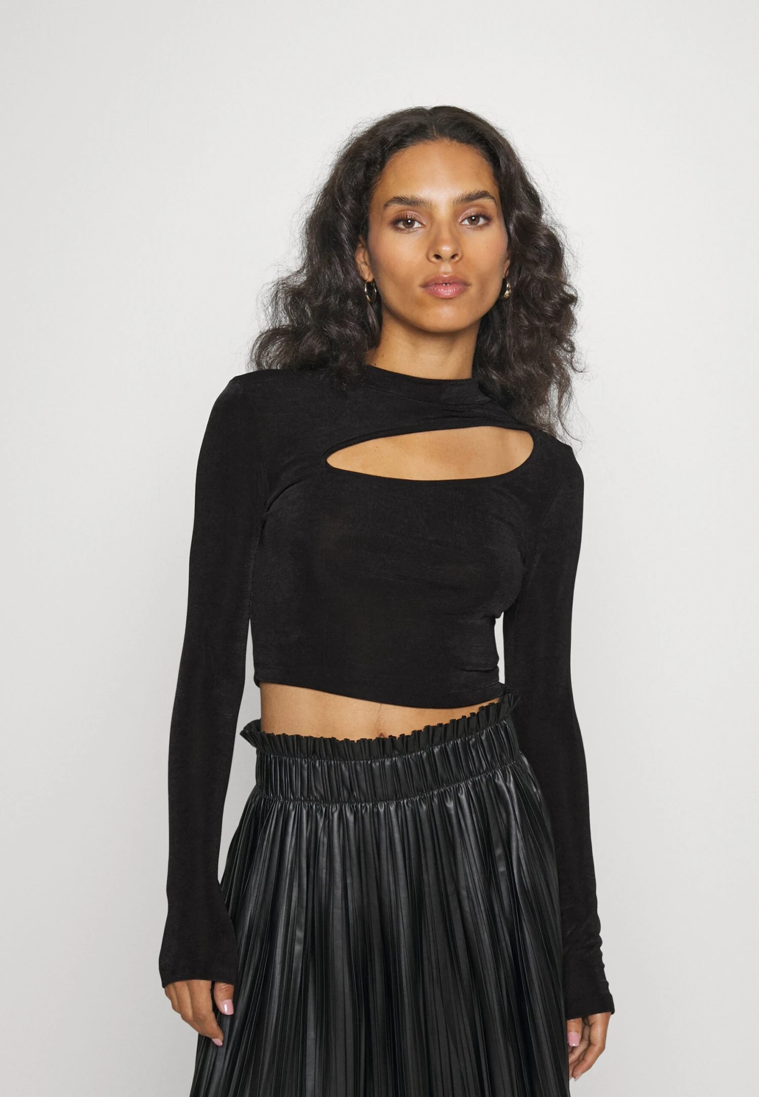 Noisy May Petite Nmjordan Cut Out - Longsleeve - Black 3 Noisy May Petite Nmjordan Cut Out - Longsleeve - Black