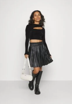 Noisy May Petite Nmjordan Cut Out - Longsleeve - Black 8 Noisy May Petite Nmjordan Cut Out - Longsleeve - Black -Noisy May 51627d6a8068418eb6111f5111f0d8b0