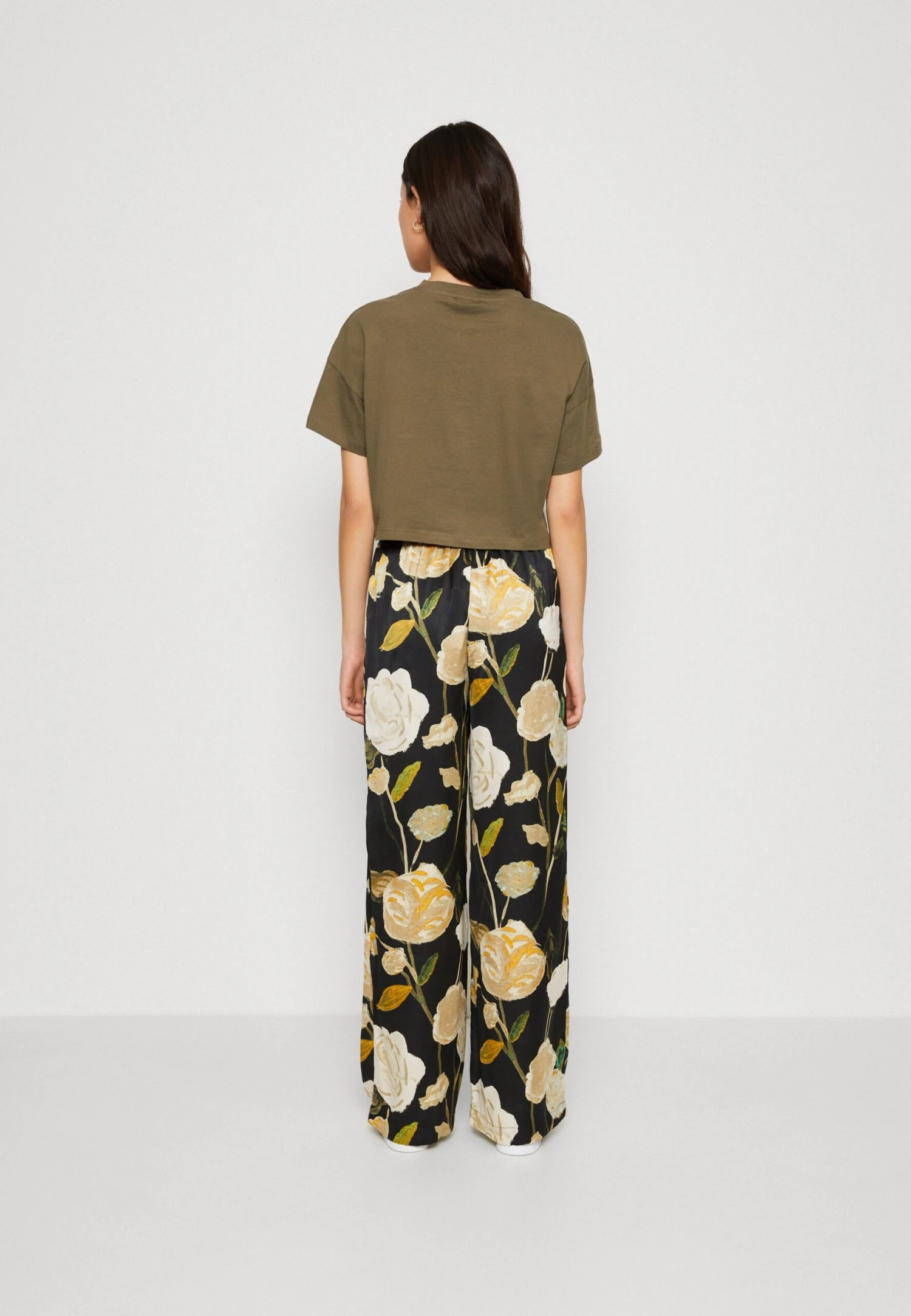 Noisy May Nmalena Semi Crop - T-Shirt Basic - Kalamata 5 Noisy May Nmalena Semi Crop - T-Shirt Basic - Kalamata - Afbeelding 3