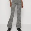 Noisy May Nmtowny Flared Pant - Broek - Black -Noisy May 70d7c5b6ccef42cf90524a91d583accd
