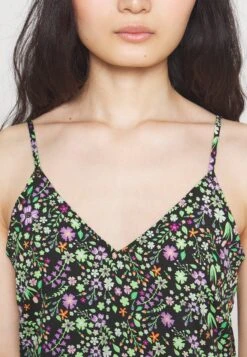 Noisy May Petite Nmrue Singlet Crop Top - Top - Black -Noisy May 73d6b270205a487d91557856e50f616b