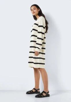 Noisy May Nmmaysa Stripe O Neck Dress - Gebreide Jurk - Eggnog/Black 12 Noisy May Nmmaysa Stripe O Neck Dress - Gebreide Jurk - Eggnog/Black -Noisy May 7cce853acd55450f85c88b1e340ae045