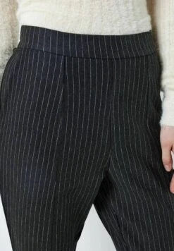 Noisy May Nadelstreifen - Broek - Dark Grey Melange 12 Noisy May Nadelstreifen - Broek - Dark Grey Melange -Noisy May 7e578558328e4c13b312e903279403cc