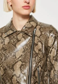 Noisy May Nmtaylor Hunter Biker Jacket - Imitatieleren Jas - Beige 13 Noisy May Nmtaylor Hunter Biker Jacket - Imitatieleren Jas - Beige -Noisy May 88b24612950546b4ad7c8608e3859242