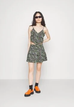 Noisy May Petite Nmrue Singlet Crop Top - Top - Black -Noisy May 8a6c042e25674d8e859efc8bb0d5896a