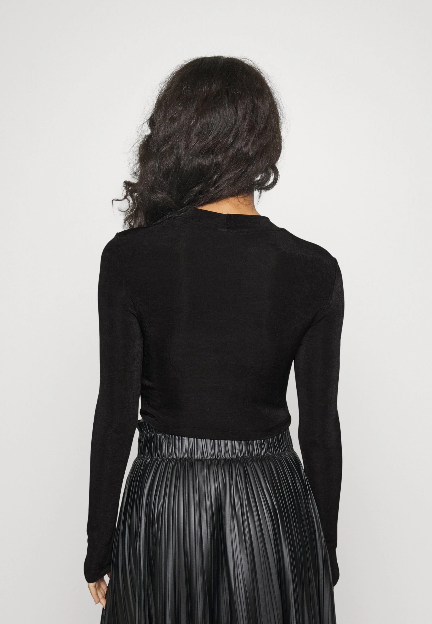 Noisy May Petite Nmjordan Cut Out - Longsleeve - Black 5 Noisy May Petite Nmjordan Cut Out - Longsleeve - Black - Afbeelding 3