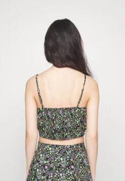 Noisy May Petite Nmrue Singlet Crop Top - Top - Black -Noisy May aeb3905653ec4f91a3f6e8c760a739f9