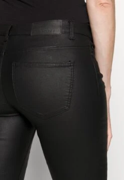 NmallieCoated Tall - Broek - Black -Noisy May c7e50bce01454901a3859303d302fe6e