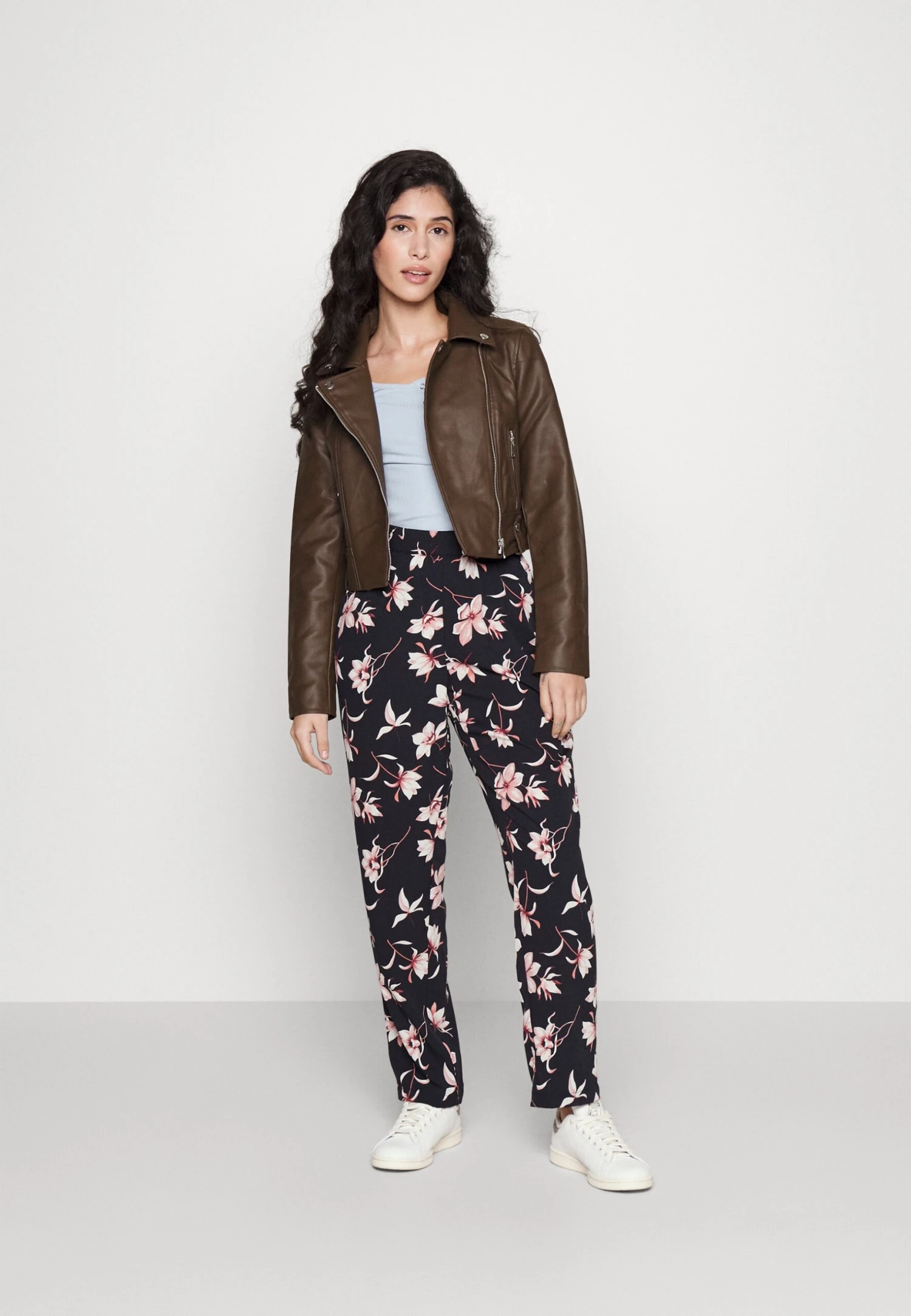 Noisy May Petite Nmpaulina Biker Jacket - Imitatieleren Jas - Demitasse 4 Noisy May Petite Nmpaulina Biker Jacket - Imitatieleren Jas - Demitasse - Afbeelding 2