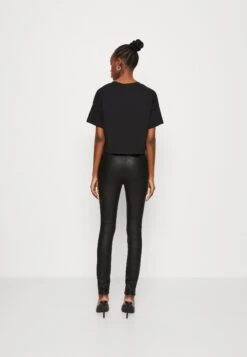 Noisy May Nmalena Semi Crop - T-Shirt Basic - Black -Noisy May da51bb836109469c8edf98b9e9ecb7bc