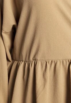 Nmcatie Wrap Dress Curve - Jurk - Tigers Eye -Noisy May df689cdb4a9940fc8304a147aa88ae8f