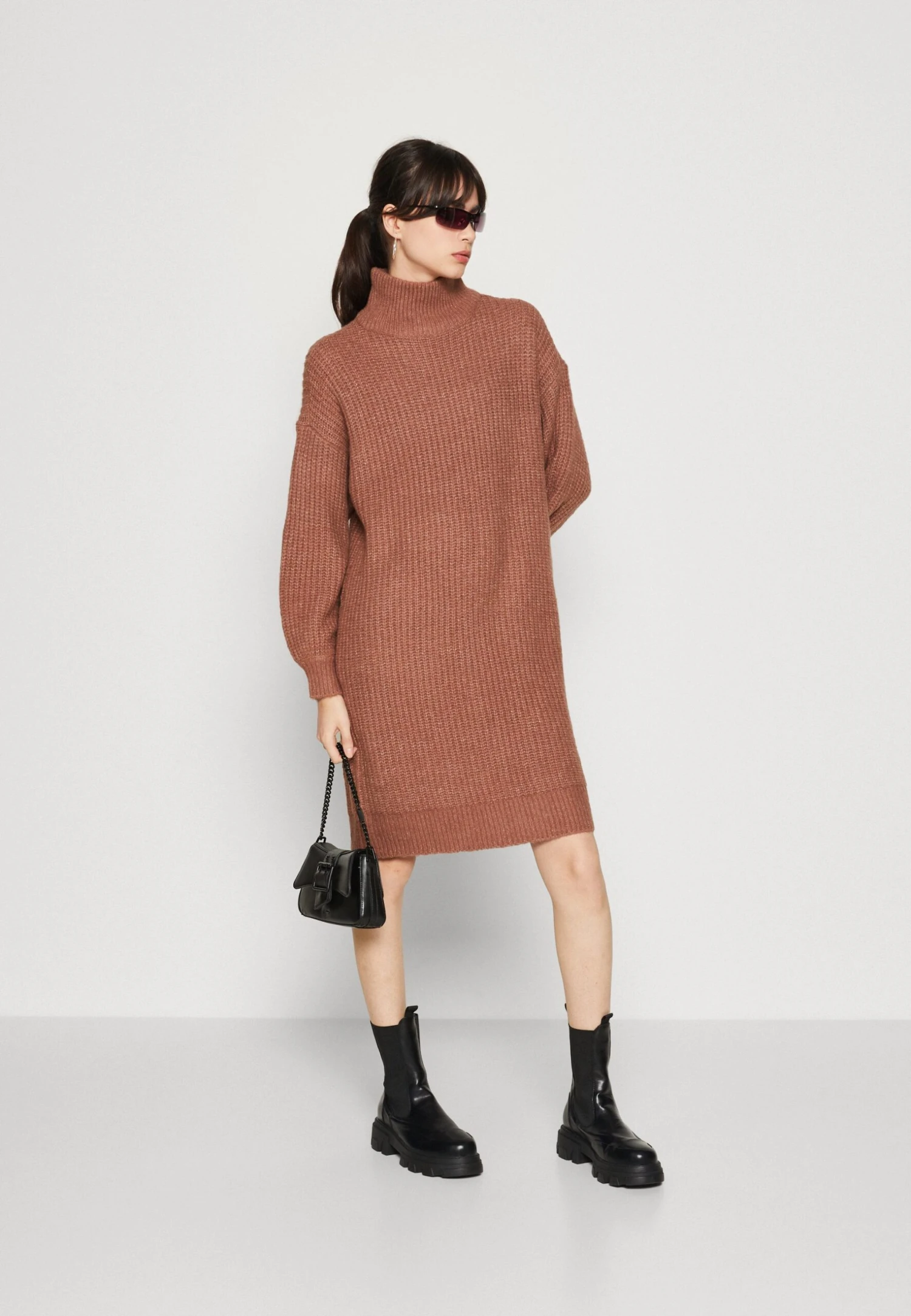 Noisy May Nmrobina High Neck Dress - Gebreide Jurk - Cognac 4 Noisy May Nmrobina High Neck Dress - Gebreide Jurk - Cognac - Afbeelding 2