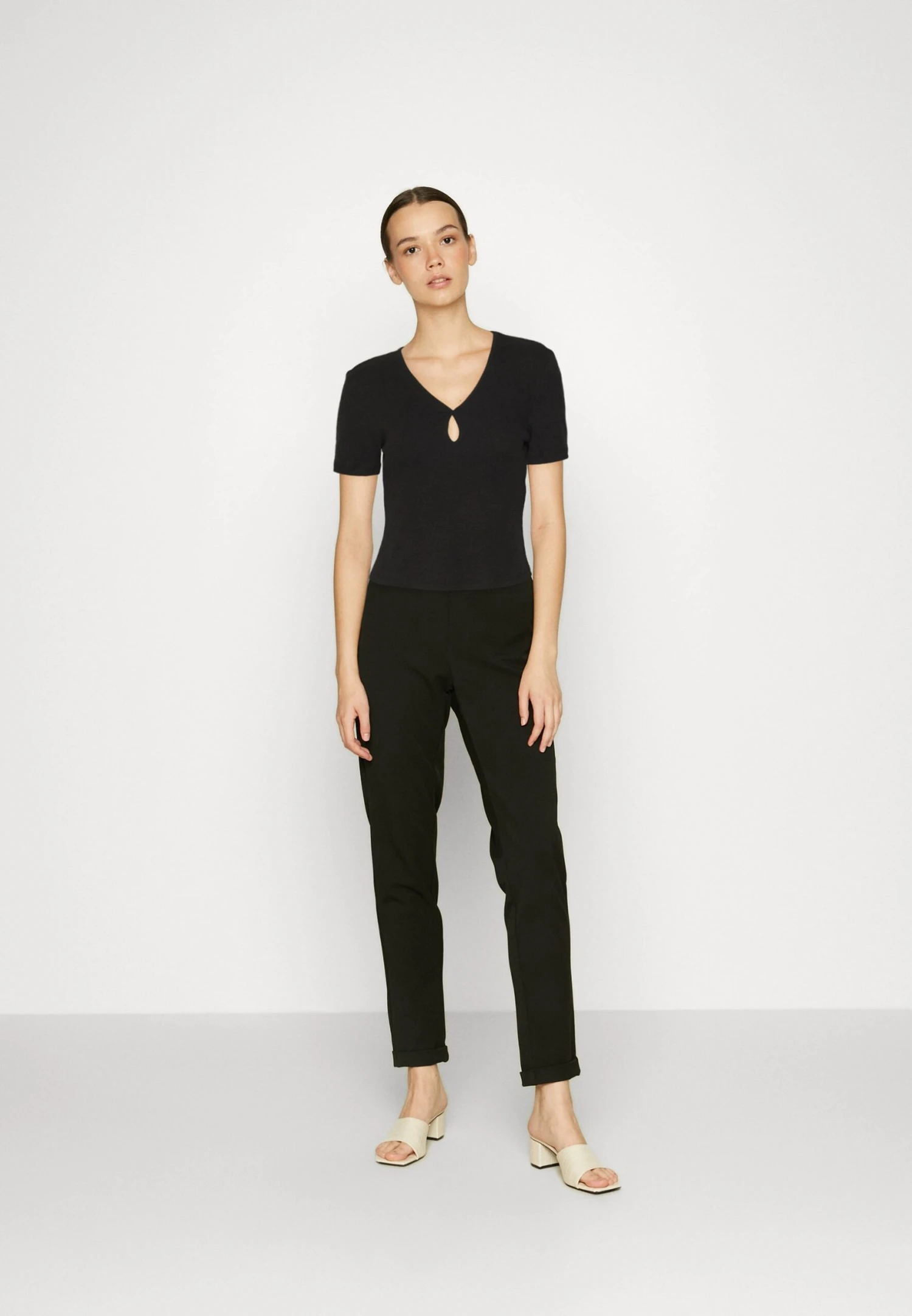 Noisy May Maya O Neck Cutout Noos - T-Shirt Print - Black 4 Noisy May Maya O Neck Cutout Noos - T-Shirt Print - Black - Afbeelding 2